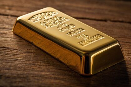 Zlato a měď dosahují rekordních hodnot. Co za tím stojí a jak z toho mohou investoři těžit? Praktický přehled pro začínající investory.